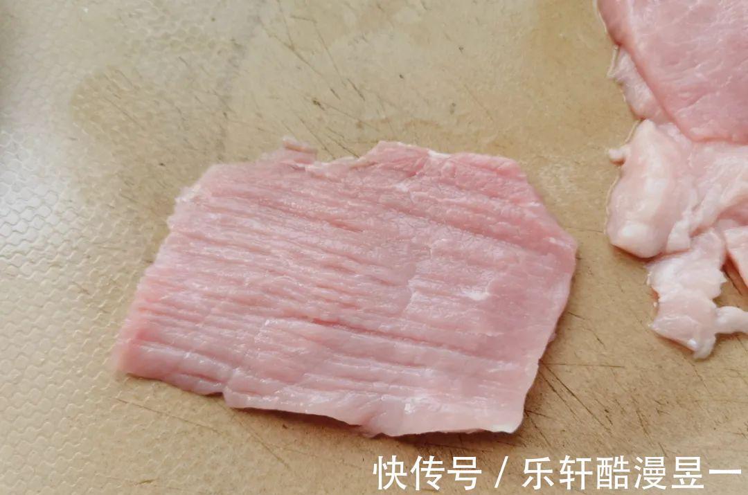黑胡椒|【食物恋】今天教你炸猪排，外表酥脆内里鲜嫩，快来试试吧！