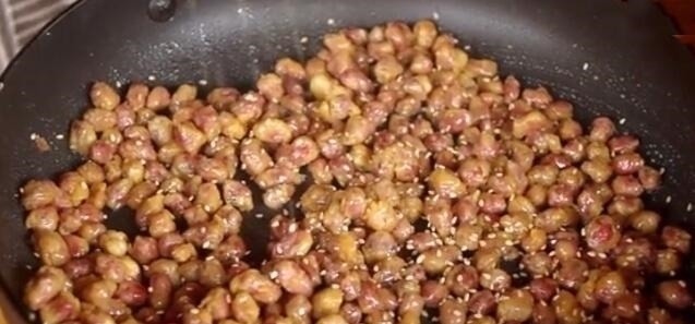 花生里加1个鸡蛋，原来这么好吃，我家常做来吃，放一个月都不坏