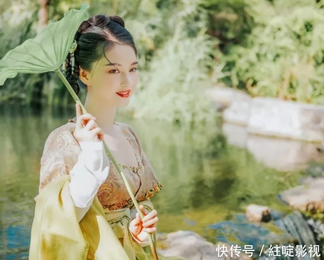 小说里|穿书:强推《反派团宠是崽崽》她是建国后唯一一只成精的熊猫崽崽