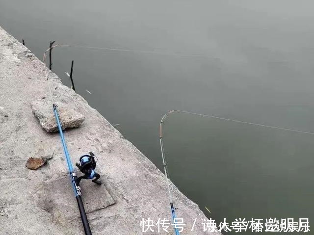 冬钓鲫鱼的“偷懒”玩法,筏竿配上串钩,再也不怕鱼儿跑远了