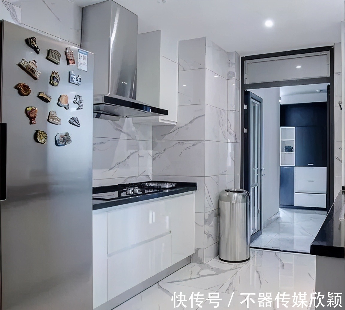 地垫|越来越多人厨房都不装吊柜了，有钱人都流行这样装，效果真棒！