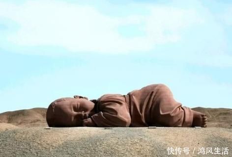 荒漠|中国“巨婴”趴在无人荒漠，众人好奇走近一看，立马不淡定了
