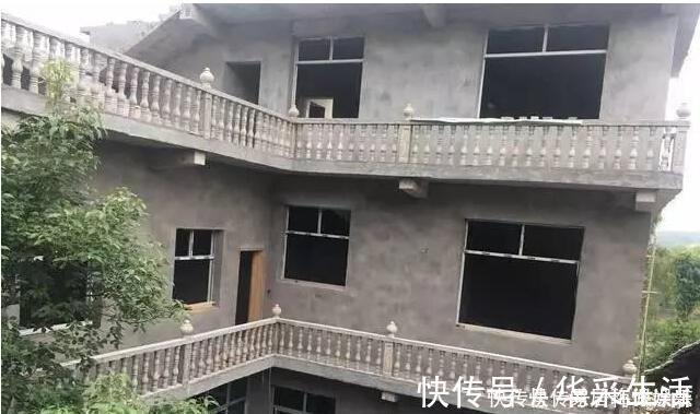 农村|农村小伙给父母盖的养老房，2万多的大门全村轰动，纷纷吐槽丑