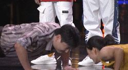 校运会|99年女生宿舍惊现8块腹肌！！3亿网友都在＂馋＂她的身子....