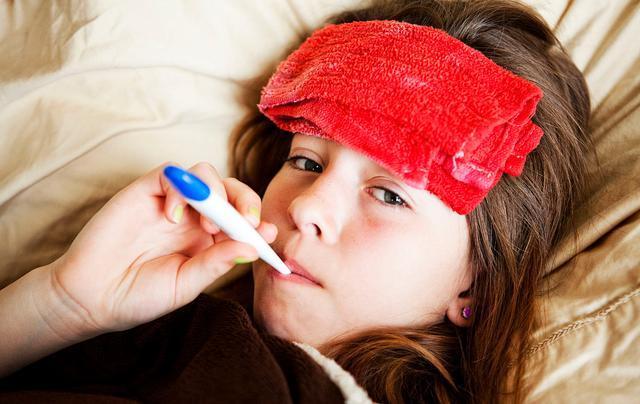 就诊|孩子发烧去医院,排队排到800多号,曾经家长的冲动换来儿科无人