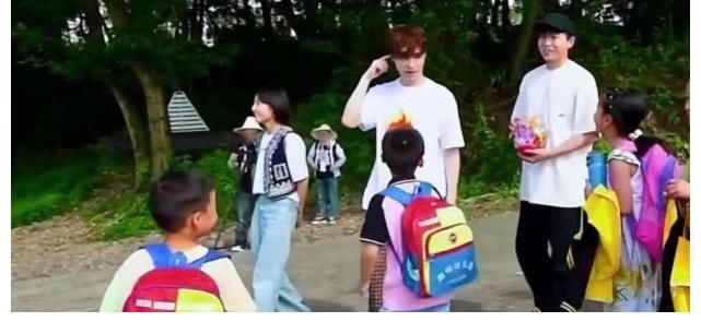 張藝興|搞事情？《向往》小朋友與吳亦凡撞名，張藝興反應(yīng)淡定，還問：你喜歡讀書嗎