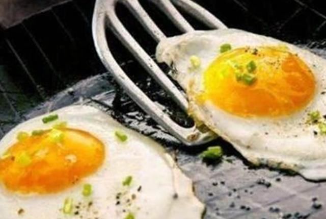 煎荷包蛋老是粘锅咋办？酒店大厨的秘密，荷包蛋滑爽鲜美不腻