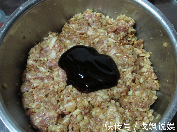 在家这样做狮子头，肉质鲜嫩有营养，隔三差五做，简单易学又下饭