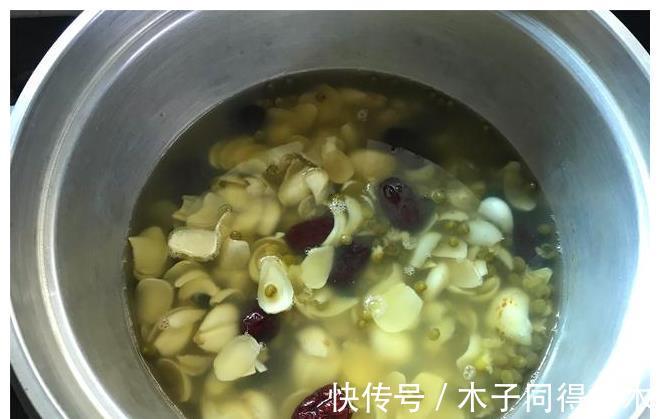 百合|秋天，百合正当季，加两种食材一起煮，清甜润燥，便宜又好喝