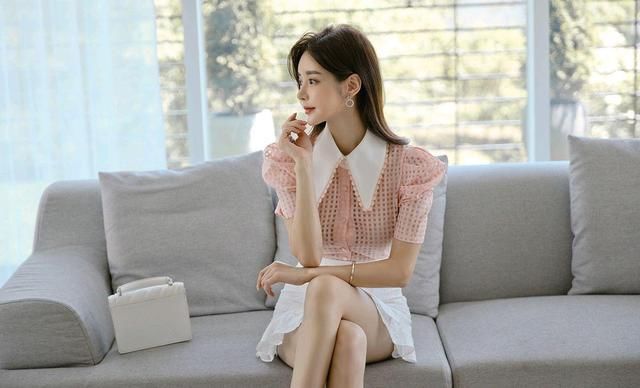 镂空|女神孙允珠高清时尚搭配：云霓冰纯桃蜜镂空雕花百褶裙