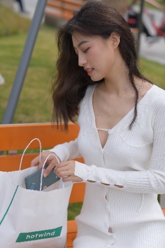 时尚女神 这裙子有特色,时尚女神穿它正合适,性感又大气