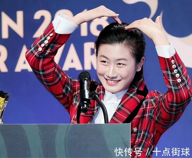 球迷们|丁宁退役后学业爱情双丰收!当选北大年度人物+牵手1米8成熟男友