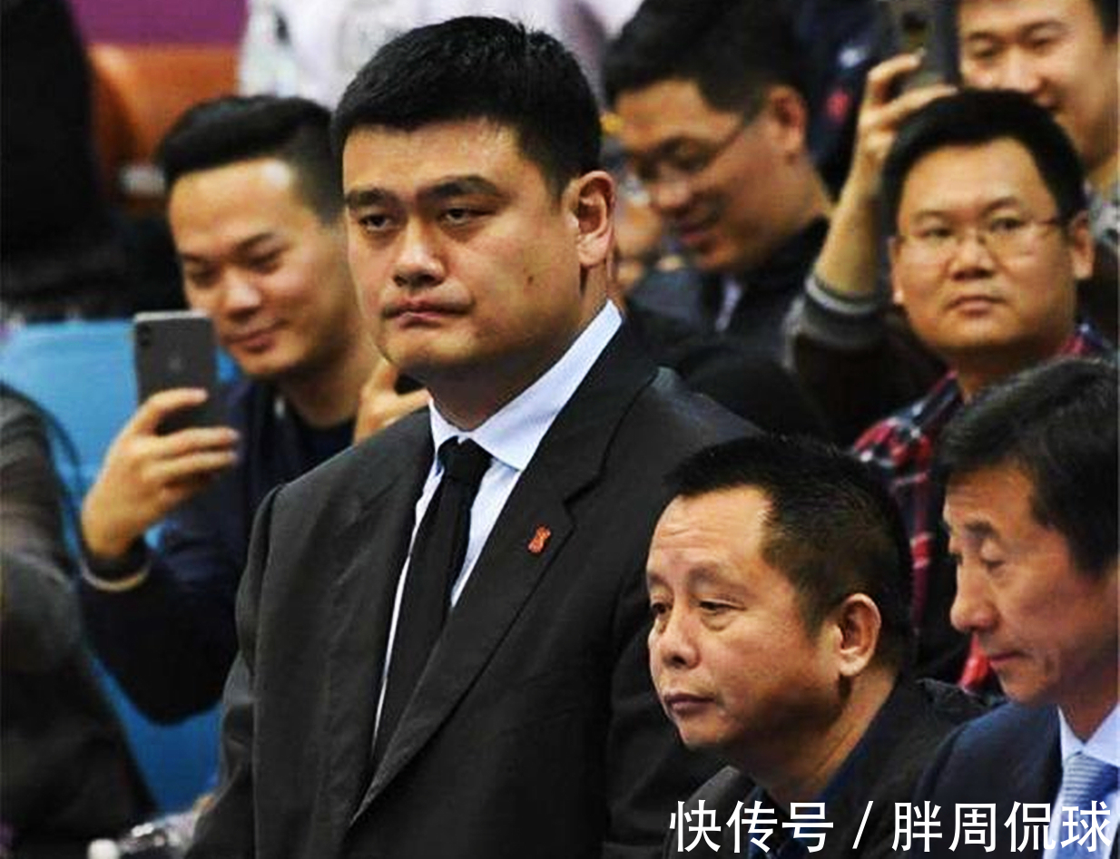 cb荒唐！中国篮坛锁喉伤人事件，国家队核心受伤后，被4人抬出球场