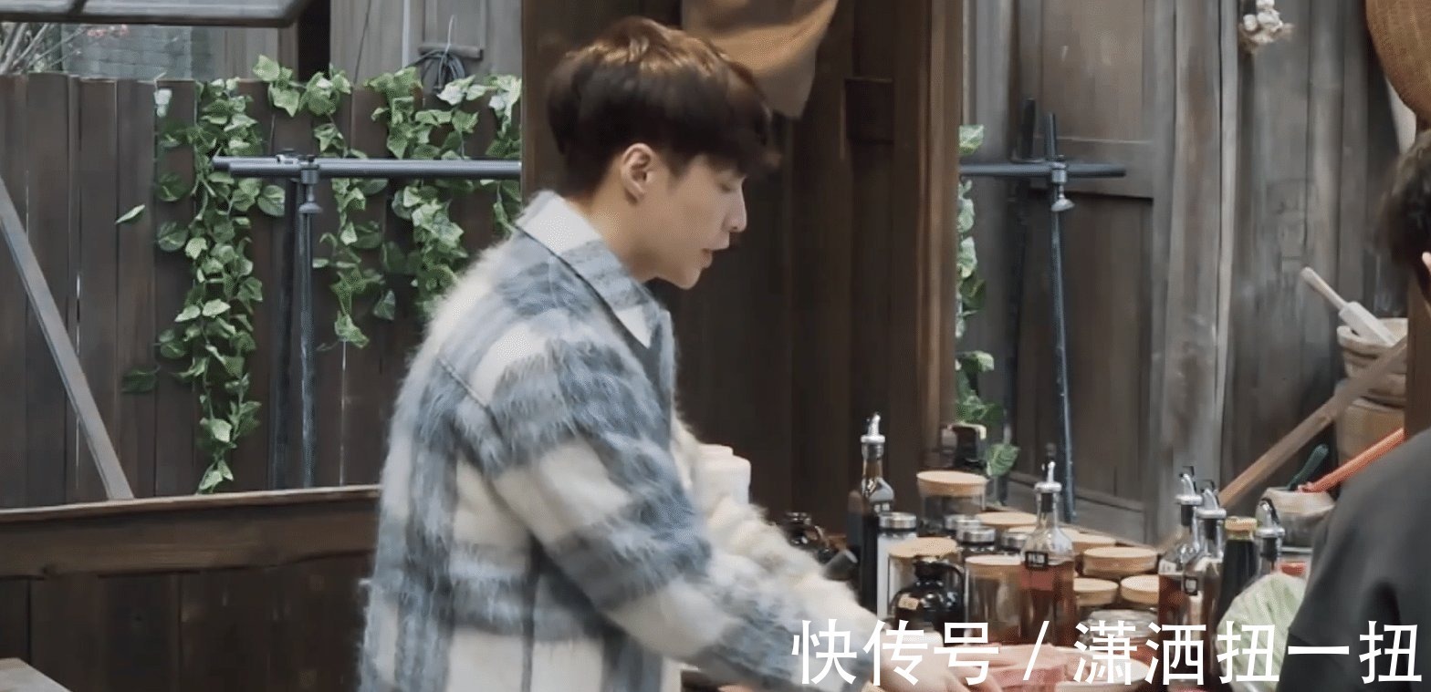 何炅从地上捡起小H叼的肉，打算洗洗煮了吃，张艺兴的做法好耿直