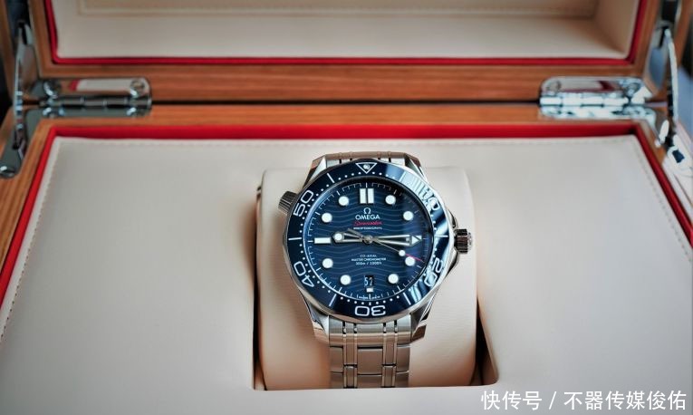 浪琴|适合35岁男士的三款蓝盘运动手表，有些风骚还很百搭