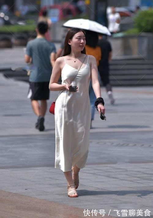 吊带 亮白色丝质吊带宽松连衣裙,搭配红色链条包包,热情又大方的穿搭