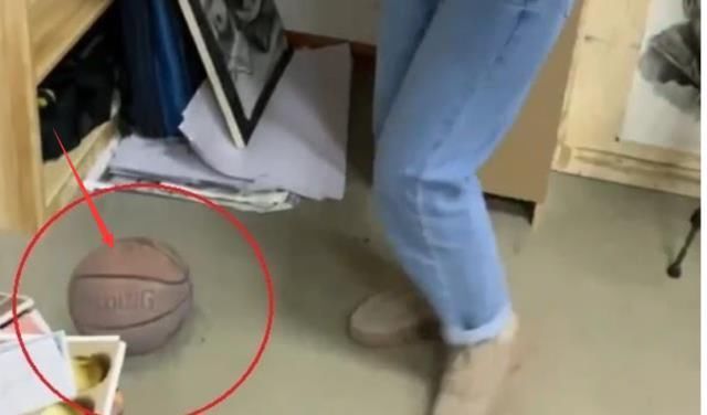 恶搞|美术生画了一团废纸，值日生扫半天没动静，大吼：谁画的？