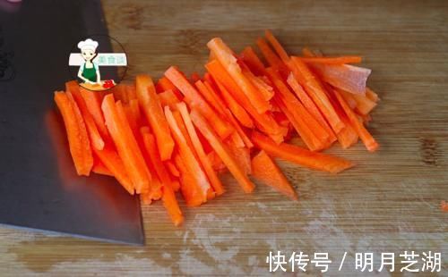 焯水|炒芹菜时，先焯水或直接炒都不对，牢记三个技巧，芹菜脆嫩不塞牙