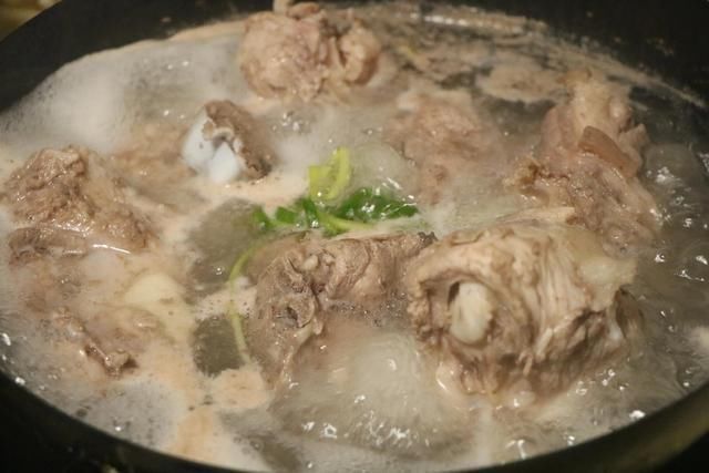 诱人|家庭版本的卤棒骨,每次卤一大锅瞬间被抢光,解馋更过瘾!香