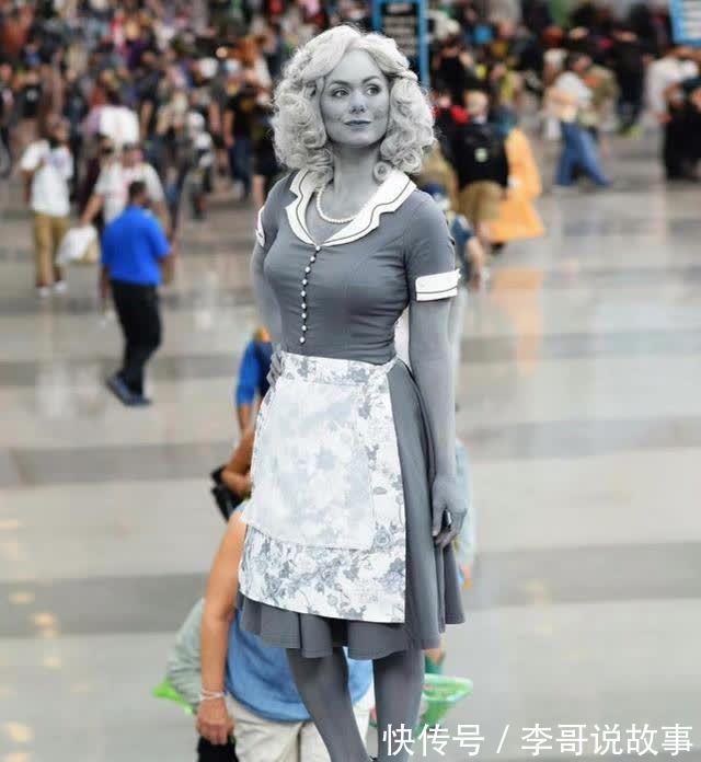 漫展上,两位coser将老年旺达和幻视演绎到位,黑白风格值得点赞
