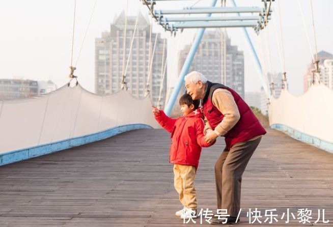 带娃|老人“清醒式带娃”受赞,不再卖力大包大揽,三代人却可以很幸福