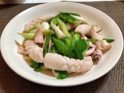  蒜苗炒鱿鱼的做法，鱿鱼这样炒最香，百吃不厌的下饭菜做法超简单