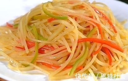炒土豆丝时，不要急着下锅，加上简单一步，炒出来会更脆更香