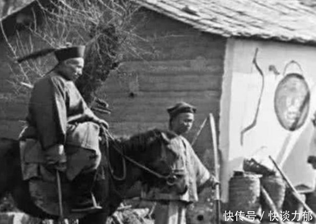 老照片|晚清时期老照片：图三一群男人喝酒划圈，最后是风尘女子