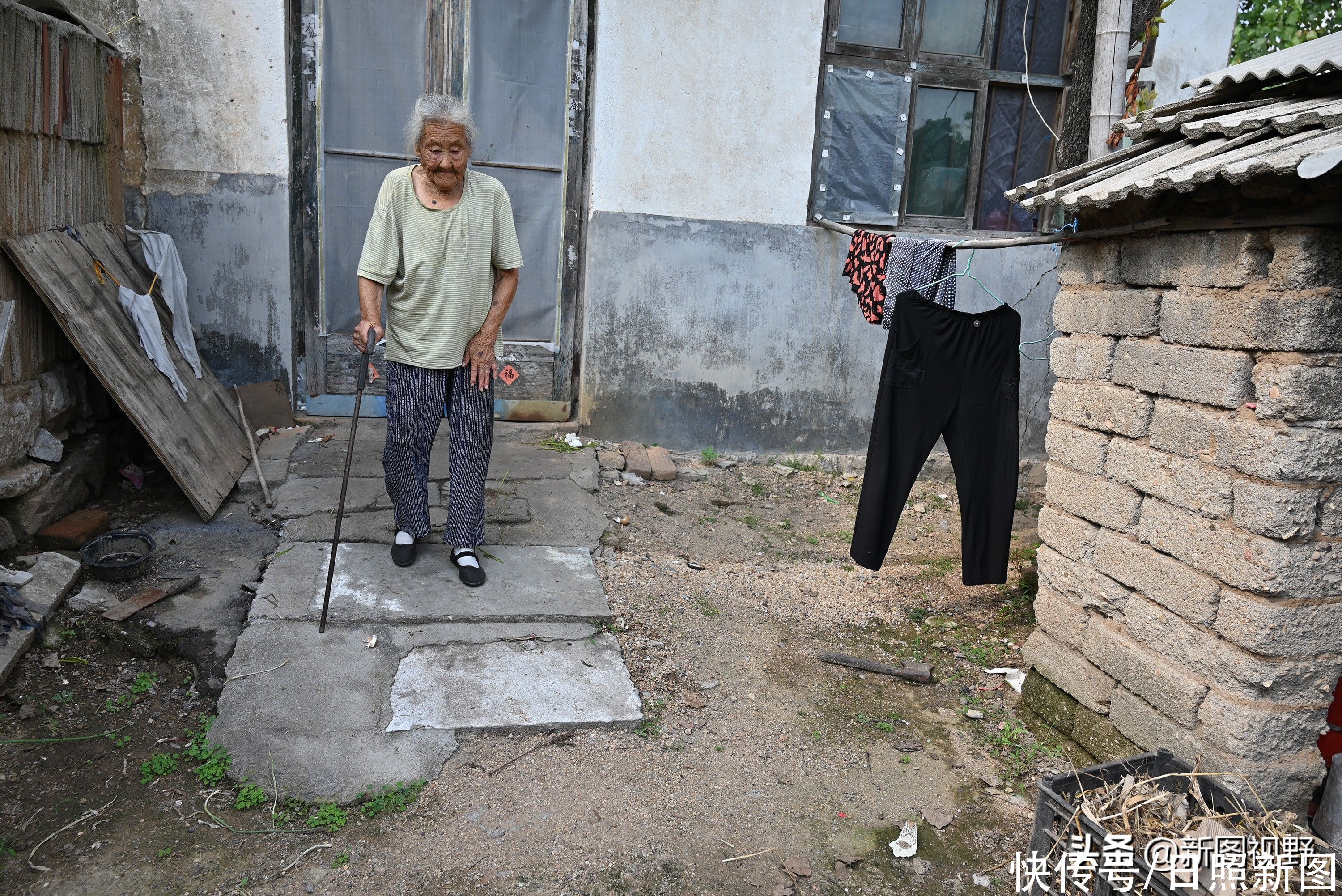 奶奶|100岁老人，每天都吃鸡蛋和大蒜，最爱逛街遛弯，长寿经验很简单
