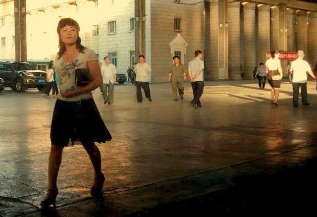 高跟鞋|朝鲜男人喜欢戴金色手表, 朝鲜女人喜欢穿高跟鞋和丝袜