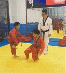 |搞笑GIF趣图:小时候特喜欢看古装片,特别是那点穴神功