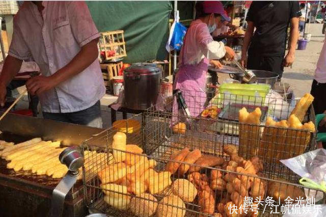 旅游|美国土豪来中国旅游，在街边买了几根油条，结账后却被老板拦住