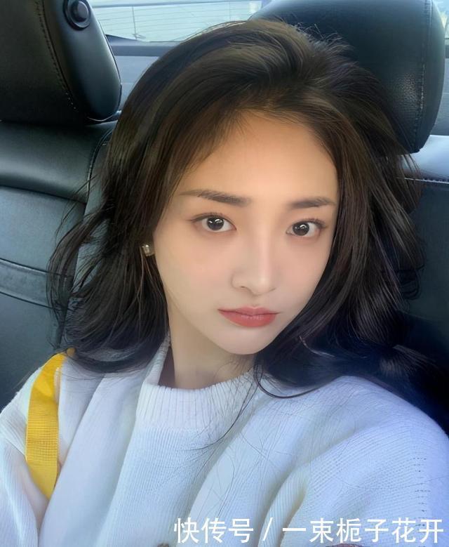 原来明星也撞衫，同穿一件白色针织衫，诠释出的风格却不同