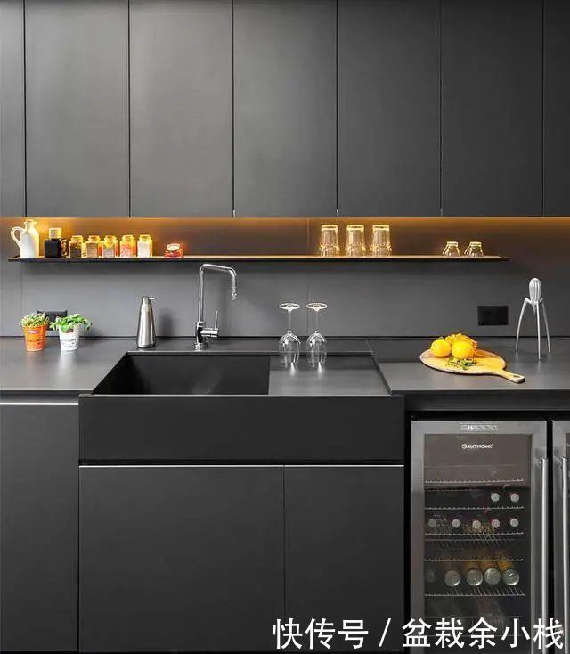 好地方|洗衣机上方是个好地方,吊柜加隔板用来收纳,这个设计参考一下