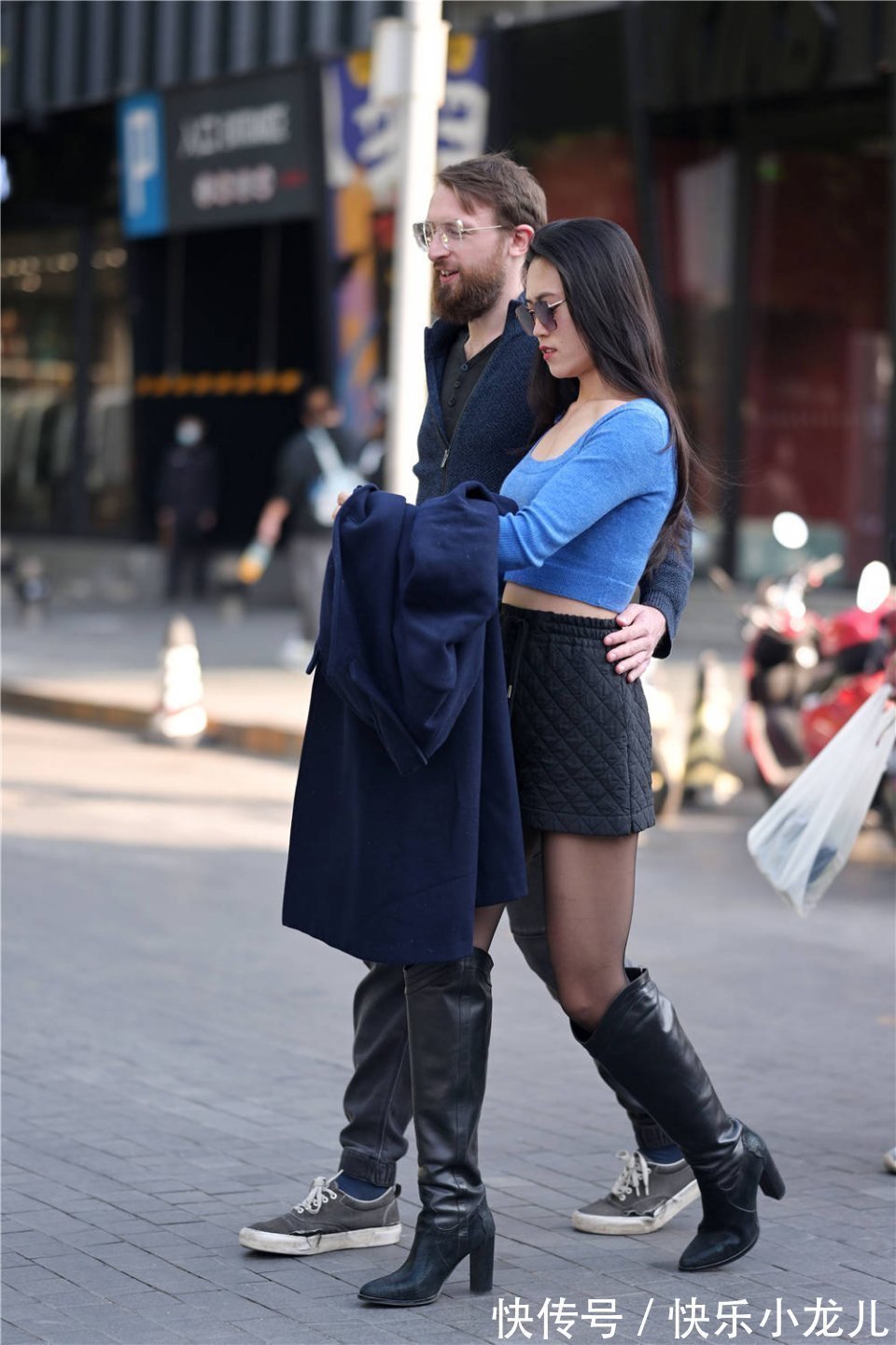 长靴 黑色丝袜搭配长靴,深秋时节穿出层次感,还要衬托身材