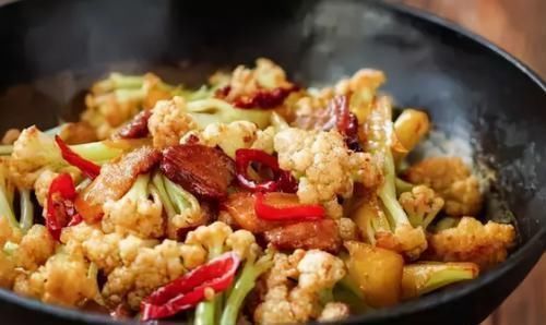 焯水|炒花菜，直接炒还是先焯水？都错了，大厨教你一招，花菜又香又脆