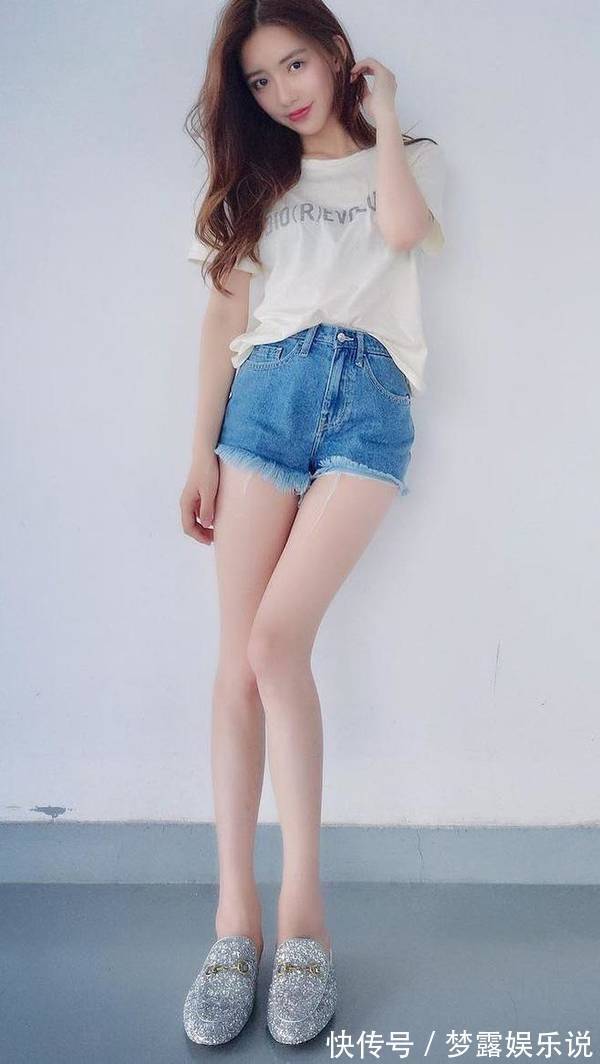 性感 小姐姐穿上牛仔短裤,显得活力十足,充满青春气息!