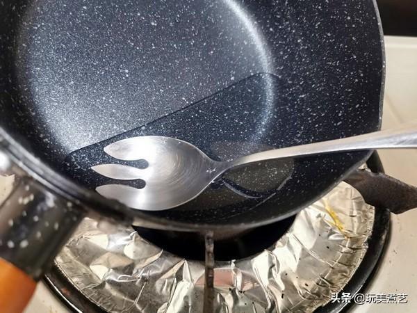 空心泡芙，填入芒果冰淇淋，果酸成了甜蜜的幸福桥梁