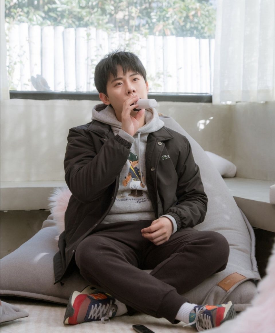 周奇被cue唱歌，连喝水都在手抖，网友：像极了被迫营业