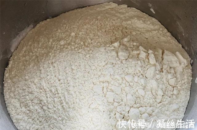 简单而朴素的做法,味道却不普通,最适合新手的烘焙入门面包