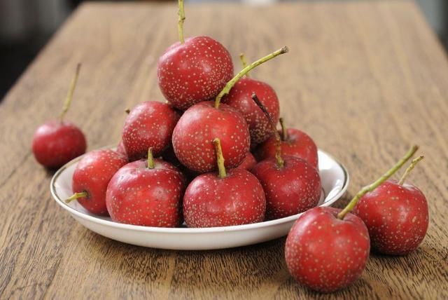 胃部有疾不能吃葵花籽？医生建议：除了葵花籽，应少吃这2种食物