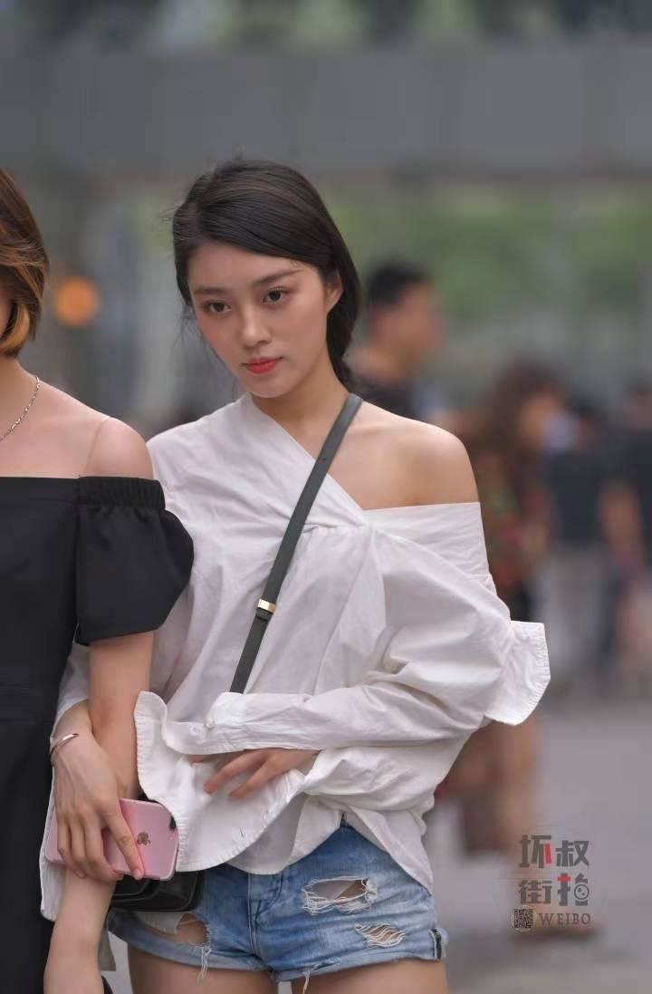 街拍小姐姐穿衣“不正经”，这么严肃的白衬衣被她穿成这样