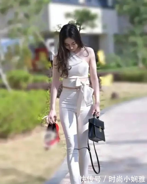 高跟鞋 叫你别穿高跟鞋偏不信,这下没人背你了吧?