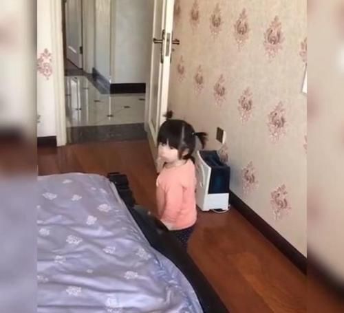 大宝|姐姐去找妈妈,看到眼前的一幕却“懂事”地转身离开,网友:心疼