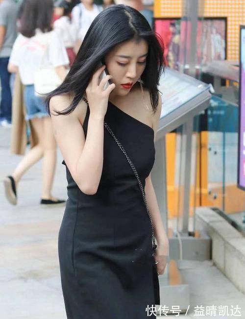 性感|美女穿黑色连衣裙搭配黑色高跟凉鞋,展现曼妙身姿,真是风情满满