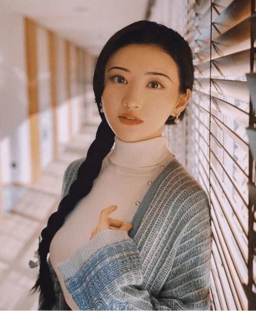 服装搭配|眼神真挺有味道的，毛衣搭配更有高级感，真有大家闺秀感