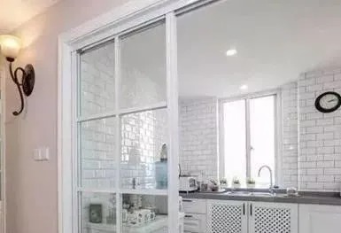 密封性|厨房推拉门已经慢慢被淘汰了, 如今更流行装这种门, 太聪明了