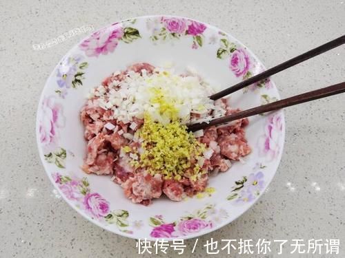 表皮|饺子莫要煮着吃,换个方法表皮透明吃着更筋道,保证不破皮更好吃