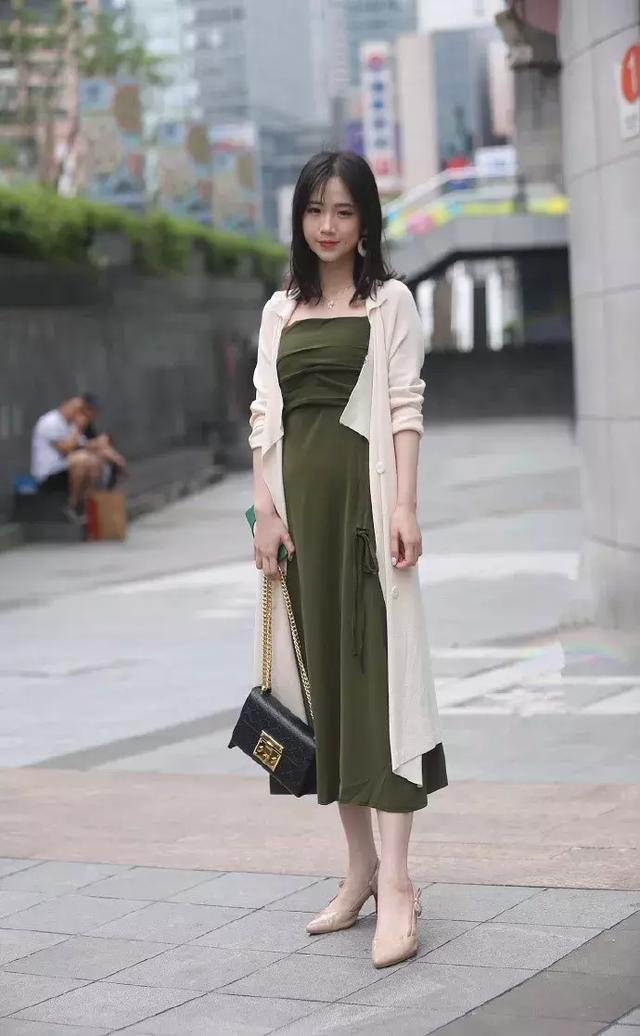 小姐姐|街拍小姐姐牛仔短裤搭配一件格子款的T恤,很有少女范