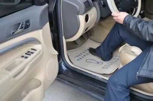 千万别|提醒！坐车时千万别让孩子穿羽绒服，车内这些东西也会致命！